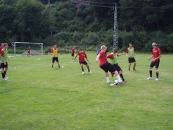Wenn ein Torwart mitspielt: Dennis Lamczyk (vorn) beim obligatorischen Trainings- Aufw&auml;rmspiell5 gegen 2